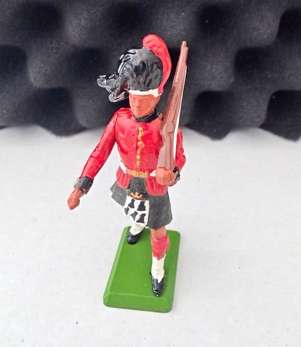 Painted metal british soldier - painted,
